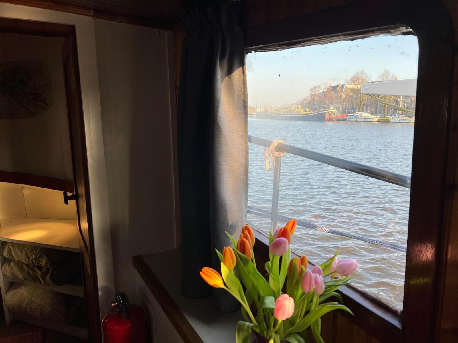 B&B Teddy "Prachtig Authentiek Woonschip Uit 1912, 15 Minuten Van Amsterdam" Wormer Exterior foto