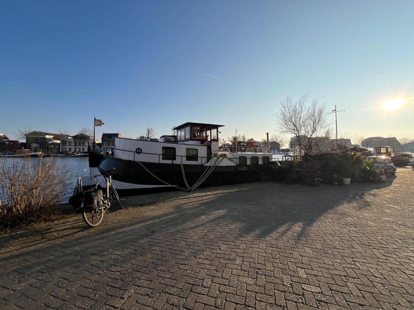 B&B Teddy "Prachtig Authentiek Woonschip Uit 1912, 15 Minuten Van Amsterdam" Wormer Exterior foto