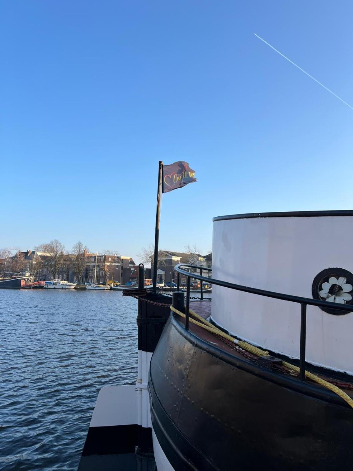 B&B Teddy "Prachtig Authentiek Woonschip Uit 1912, 15 Minuten Van Amsterdam" Wormer Exterior foto